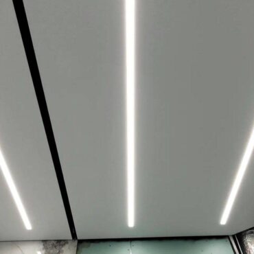 одноуровневый натяжной потолок, световые линии
