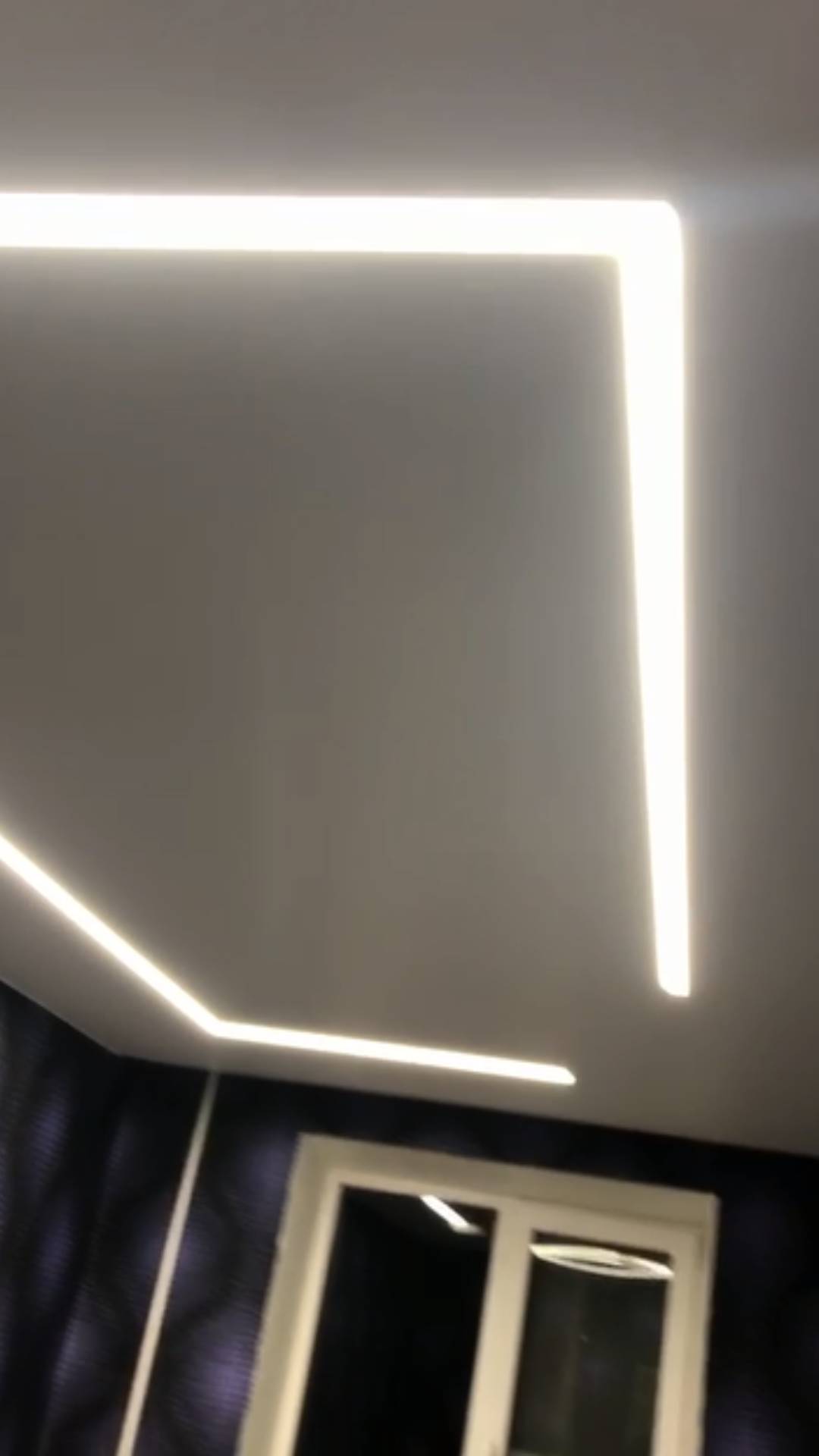 Натяжной потолок световые линии